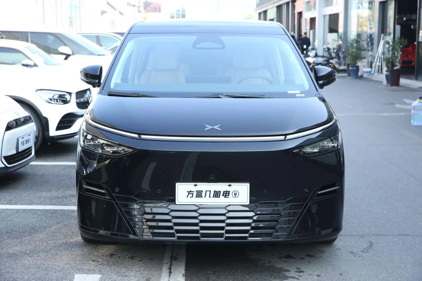 Xpeng X9  из Китая