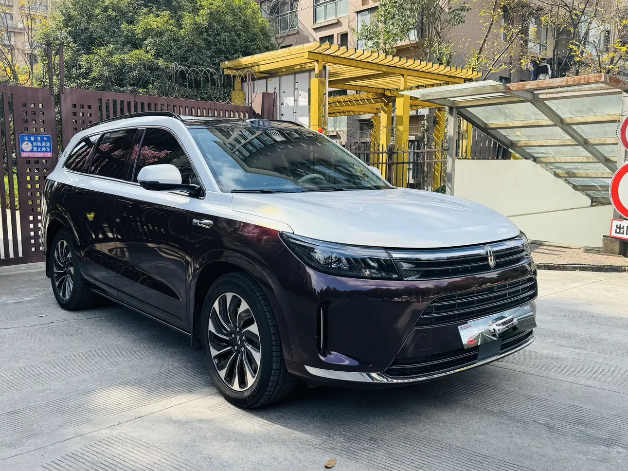 AITO M7 (Wenjie M7)  из Китая