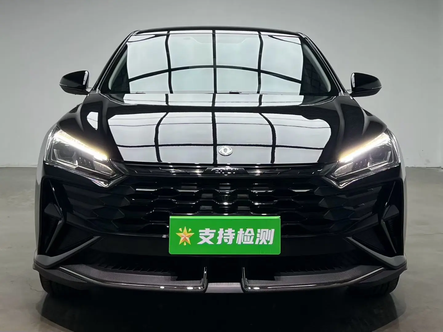 Dongfeng Yixuan  из Китая