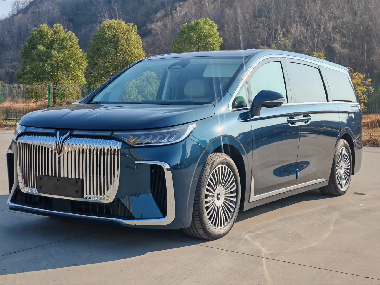 Voyah Lantu Dreamer PHEV  из Китая