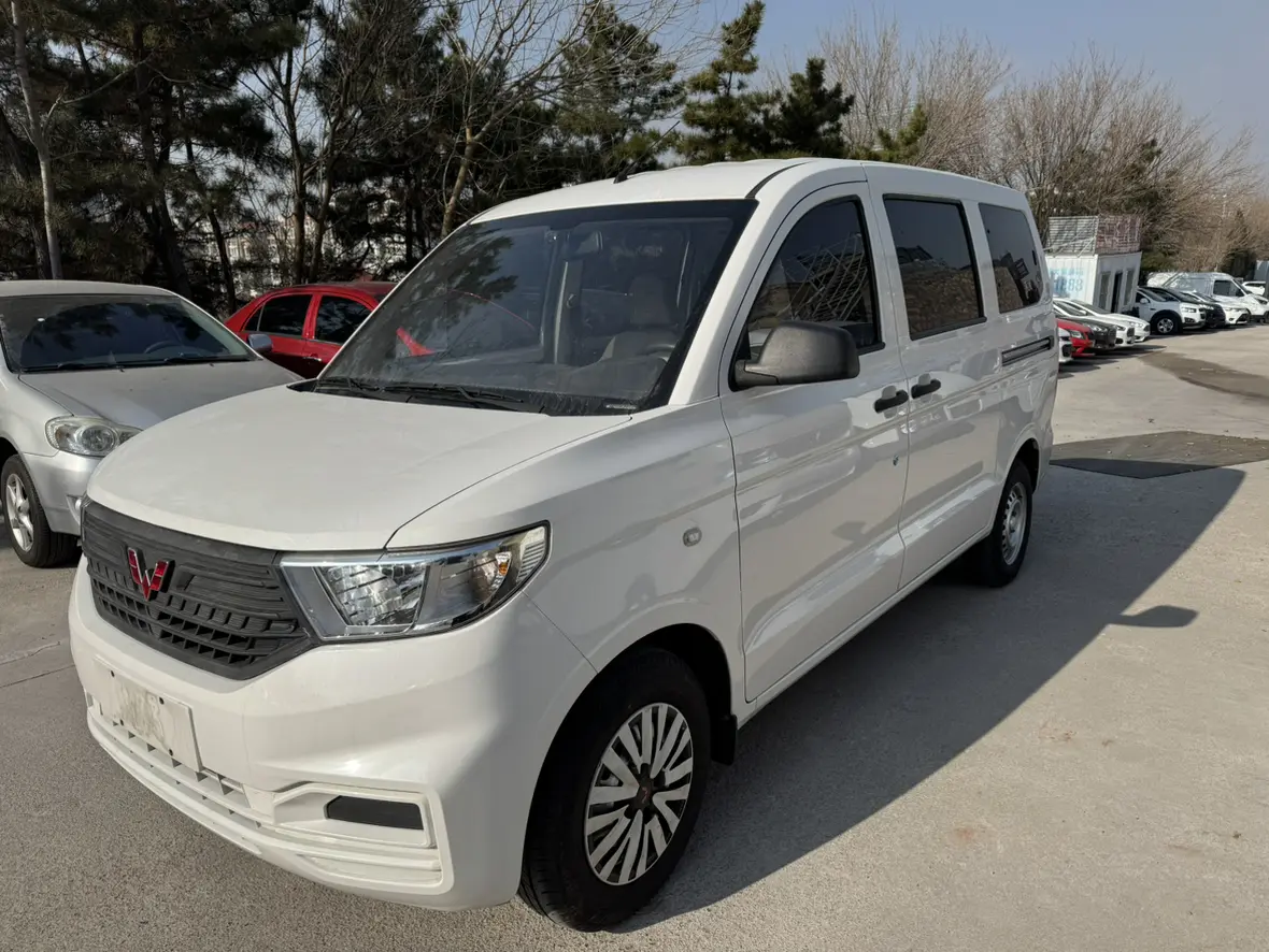 Wuling Hongguang V  из Китая