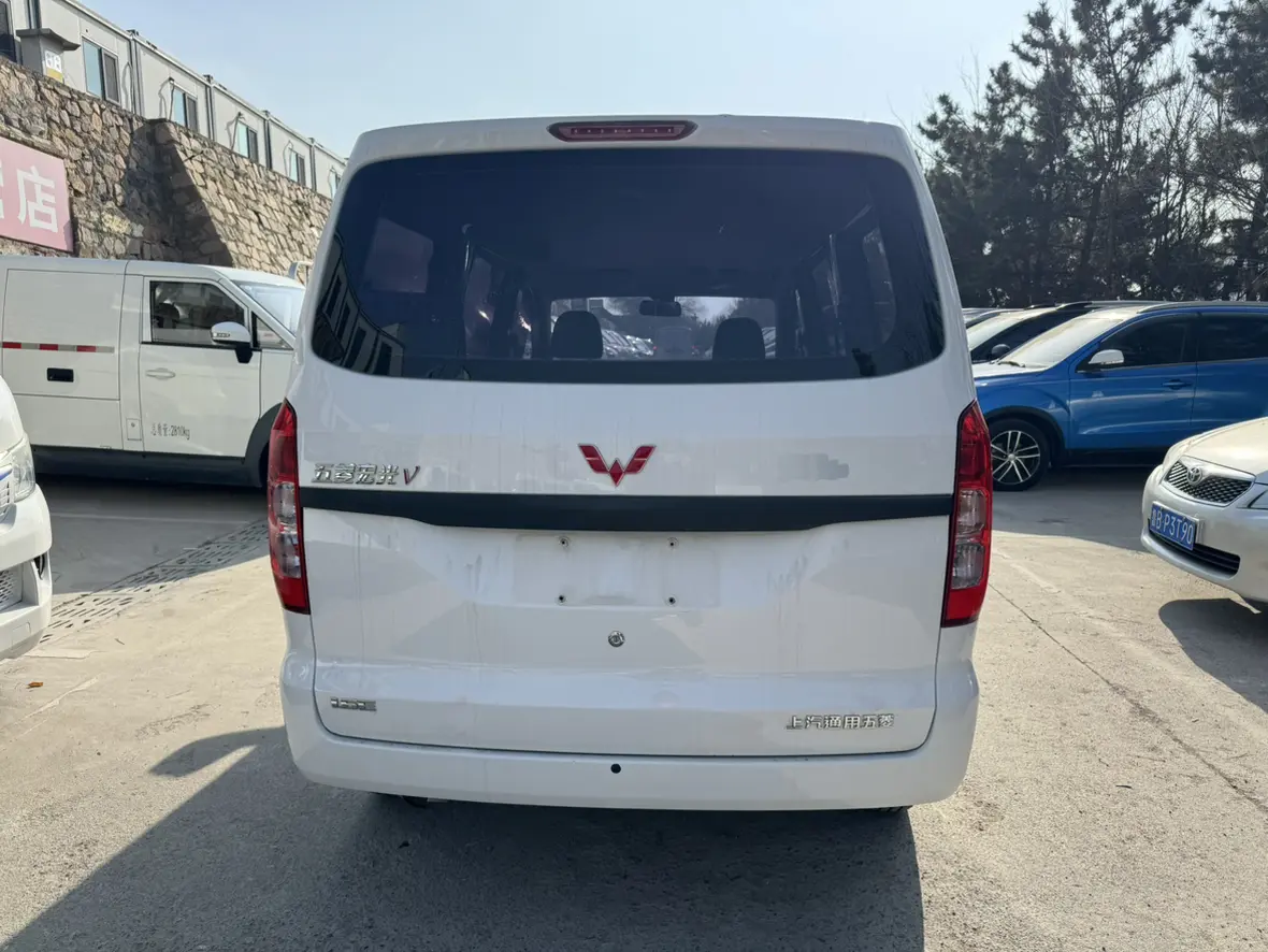 Wuling Hongguang V  из Китая