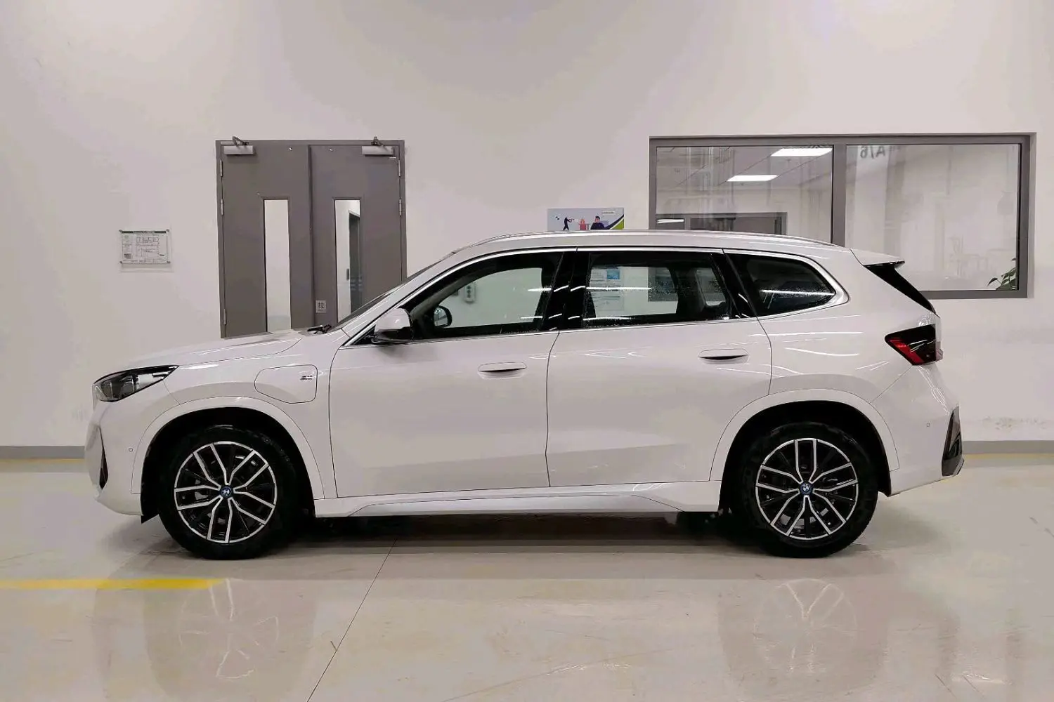 BMW iX1  из Китая