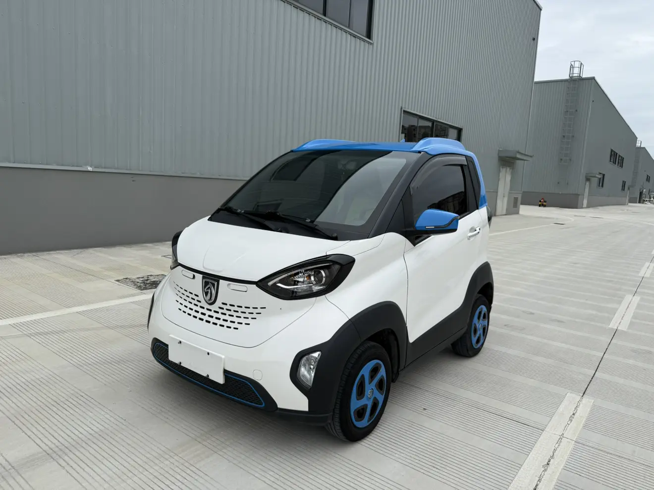 Baojun E100  из Китая