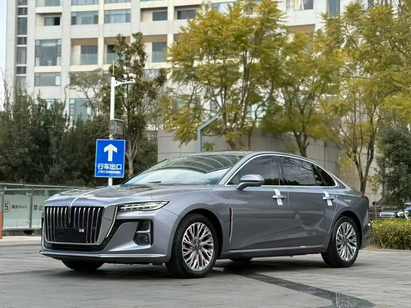 Hongqi H5  из Китая