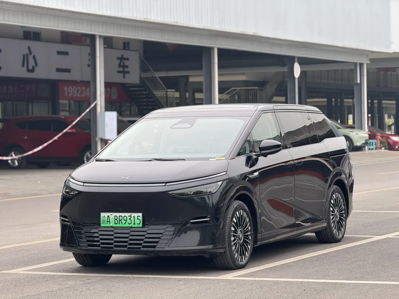 Xpeng X9  из Китая