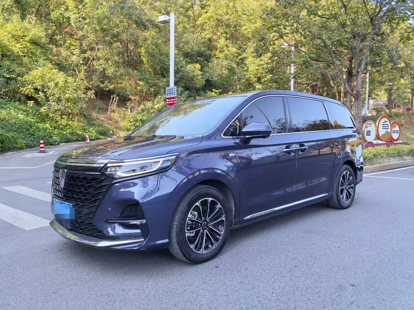 Roewe iMAX8  из Китая