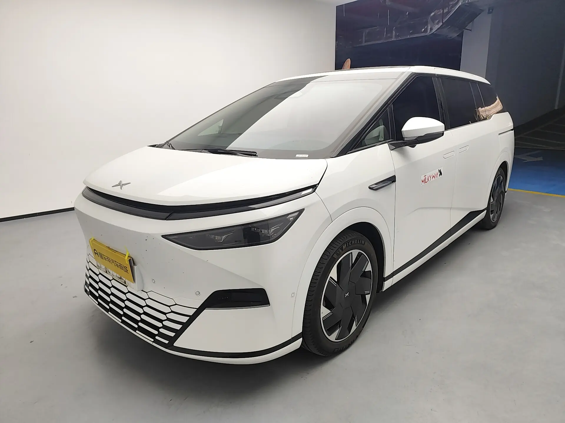 Xpeng X9  из Китая