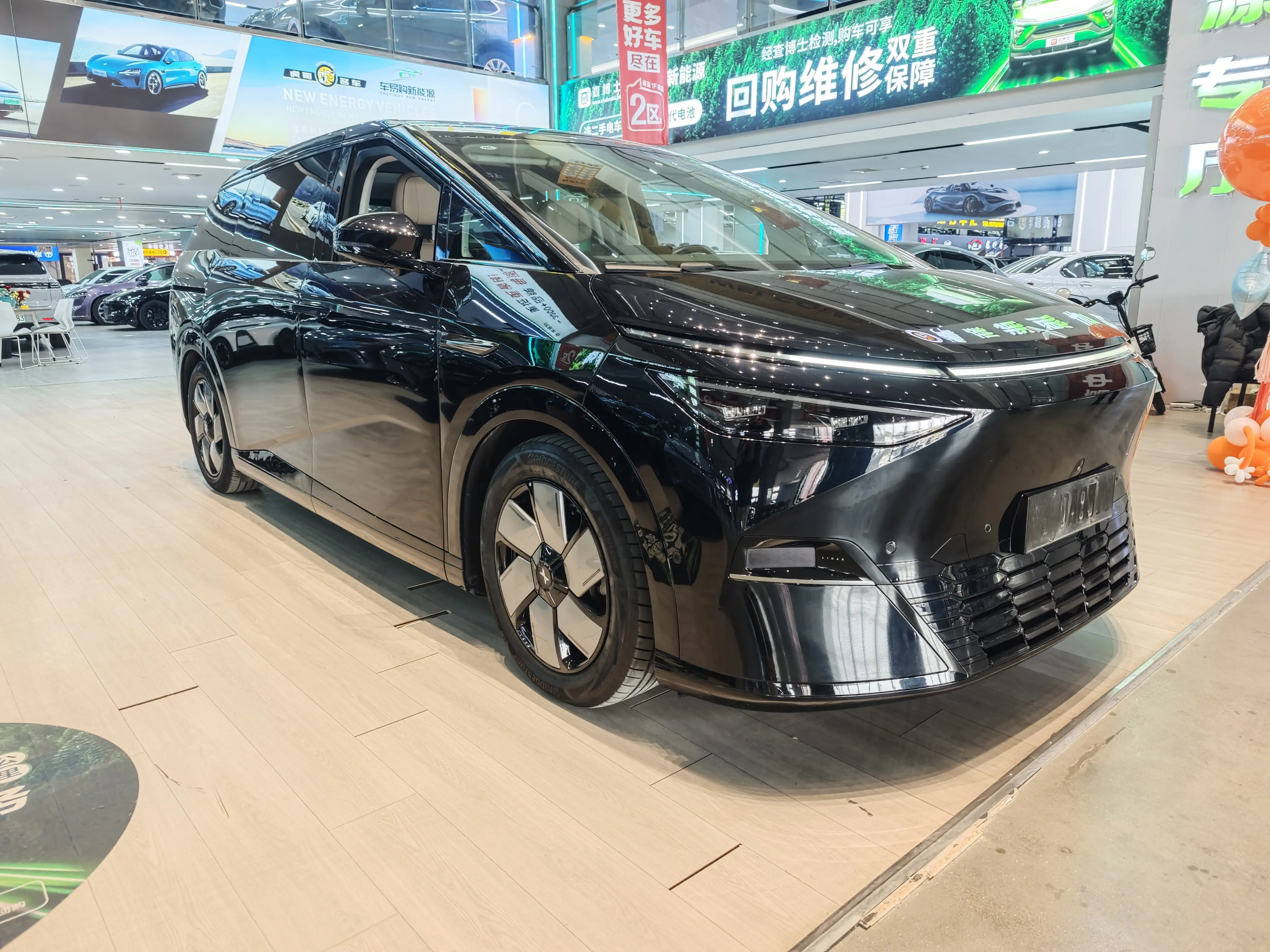 Xpeng X9  из Китая