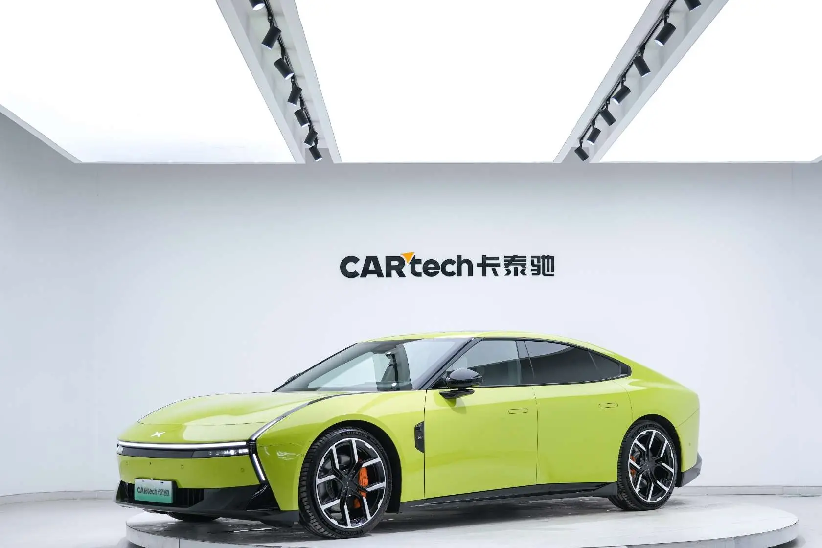 Xpeng P7  из Китая