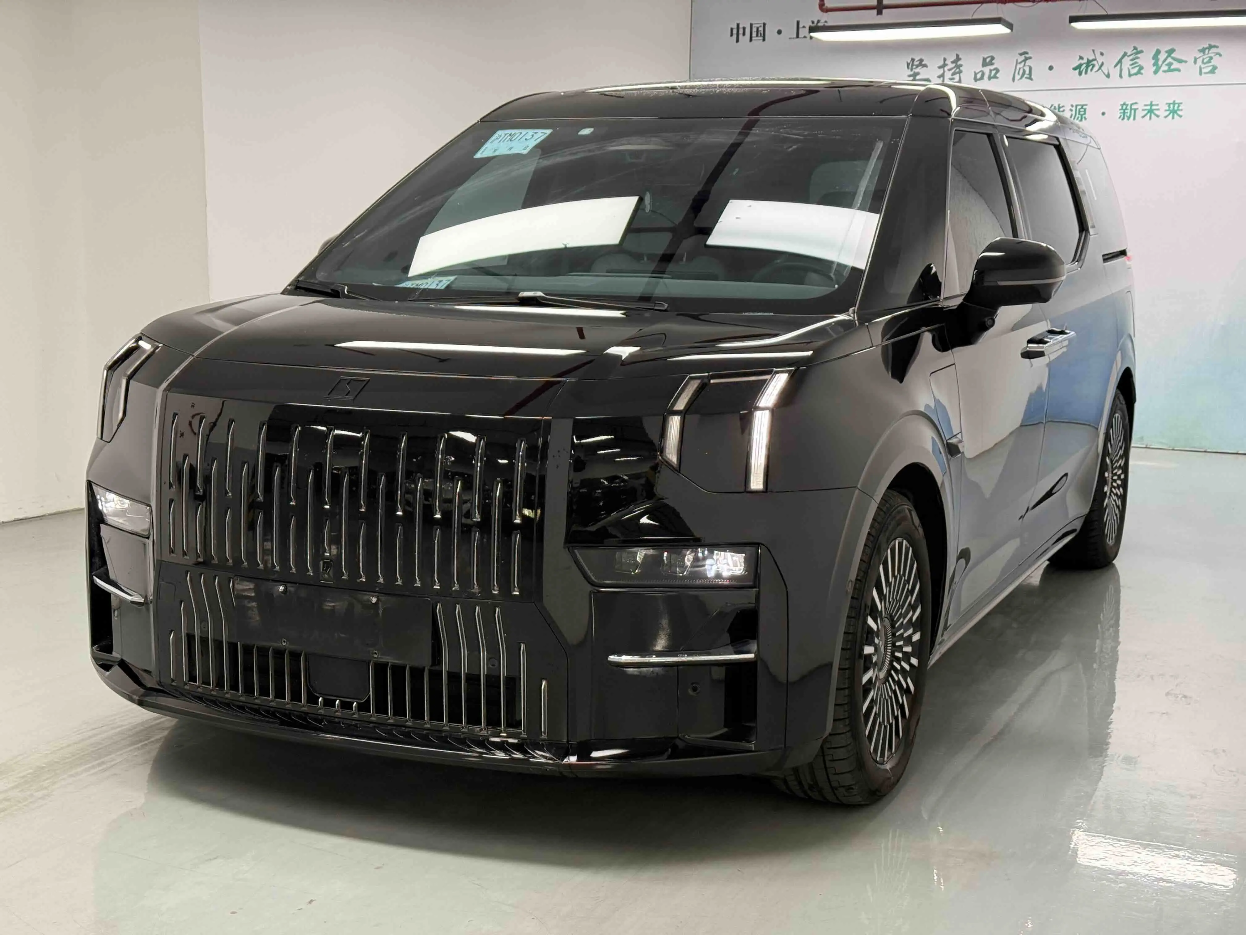 ZEEKR 009  из Китая