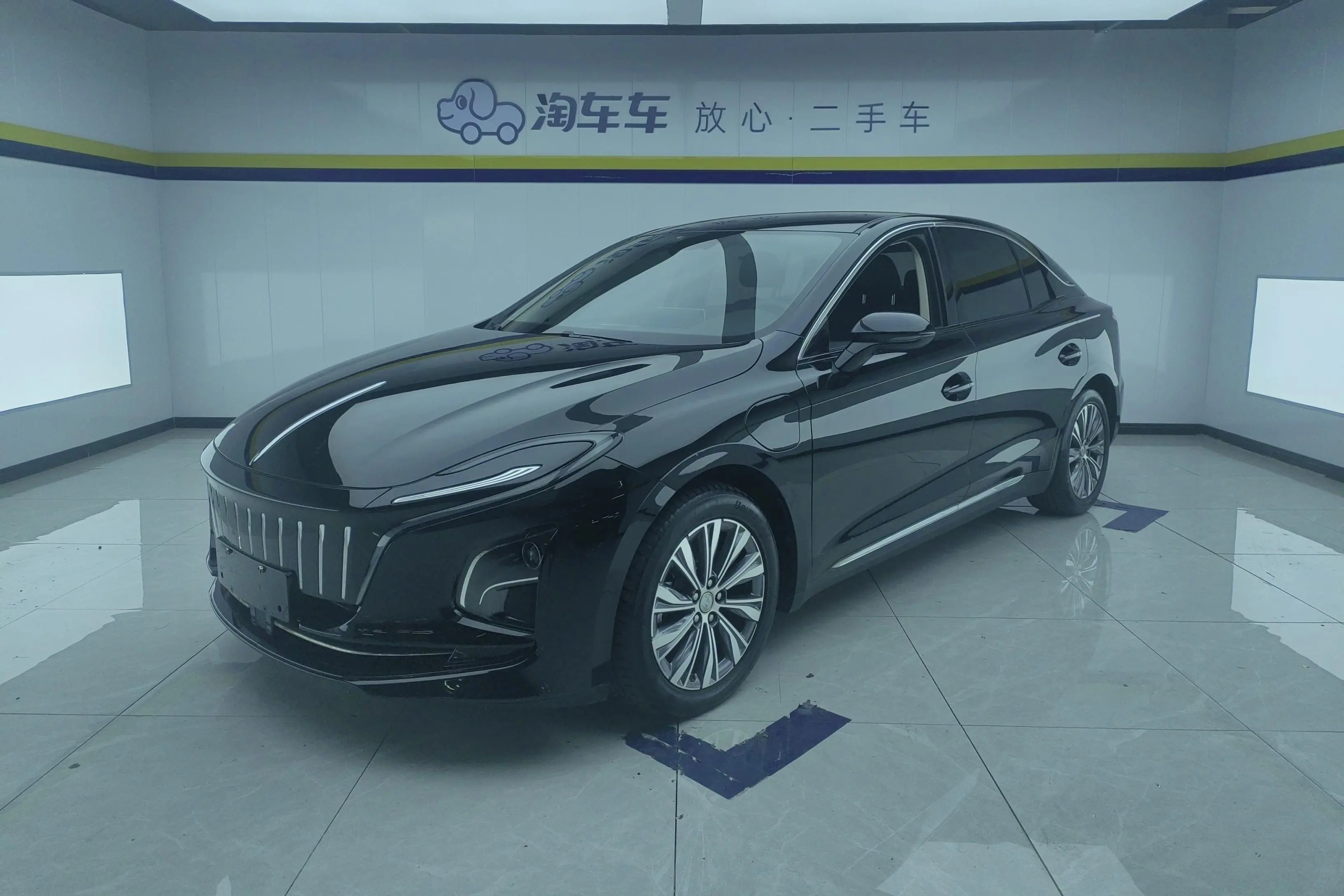 Hongqi E-QM5  из Китая