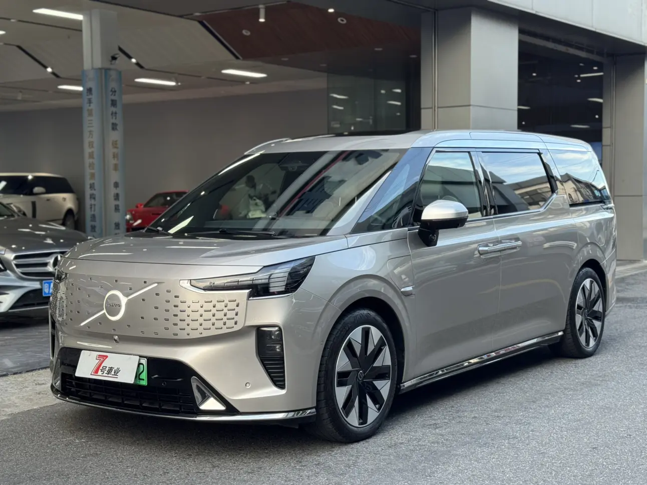 Volvo EM90  из Китая