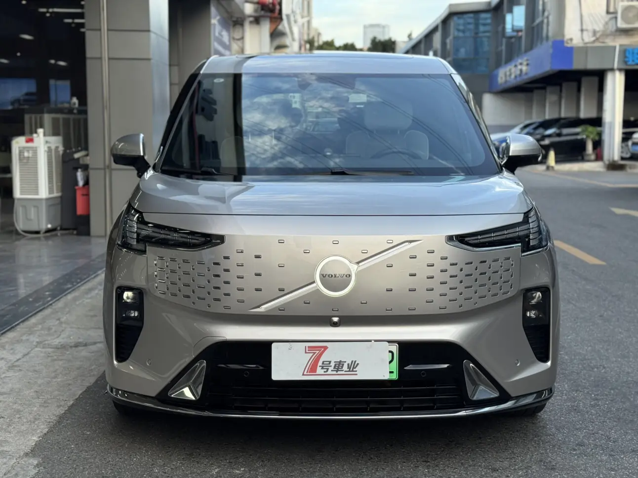 Volvo EM90  из Китая