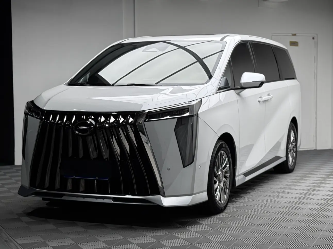 GAC Trumpchi M8  из Китая