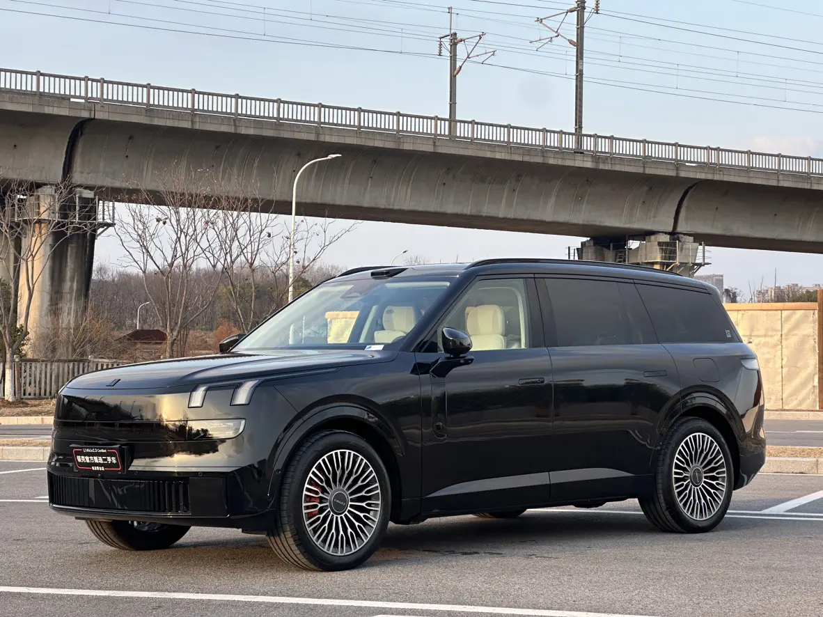 Lynk & Co 900