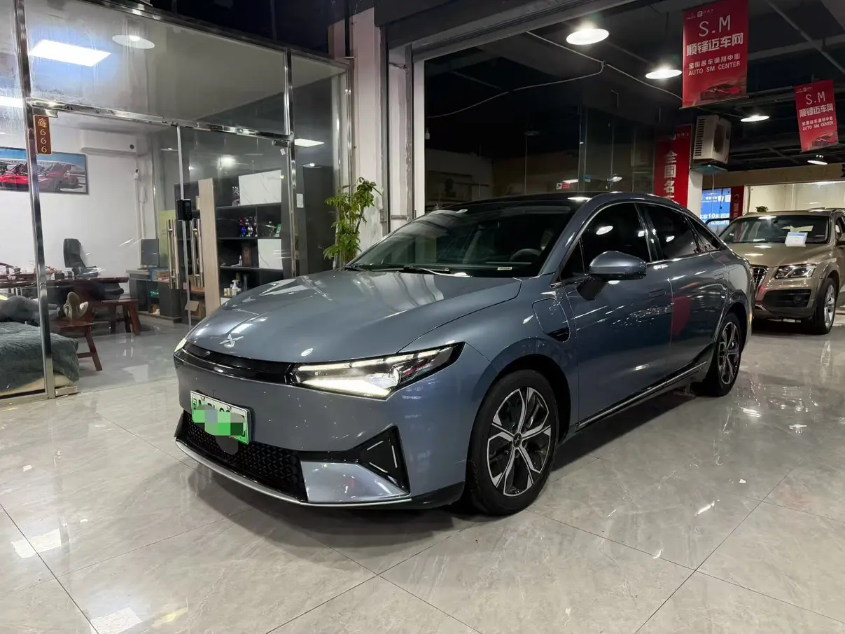 Xpeng P5  из Китая