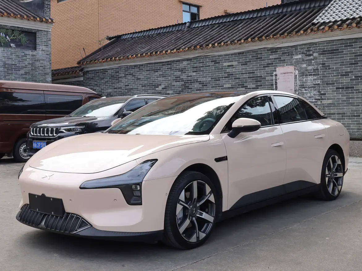 Xpeng Xiaopeng MONA M03  из Китая