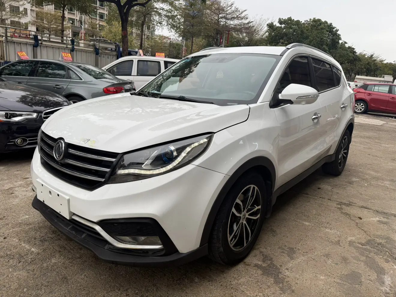 Dongfeng Fengon 580  из Китая
