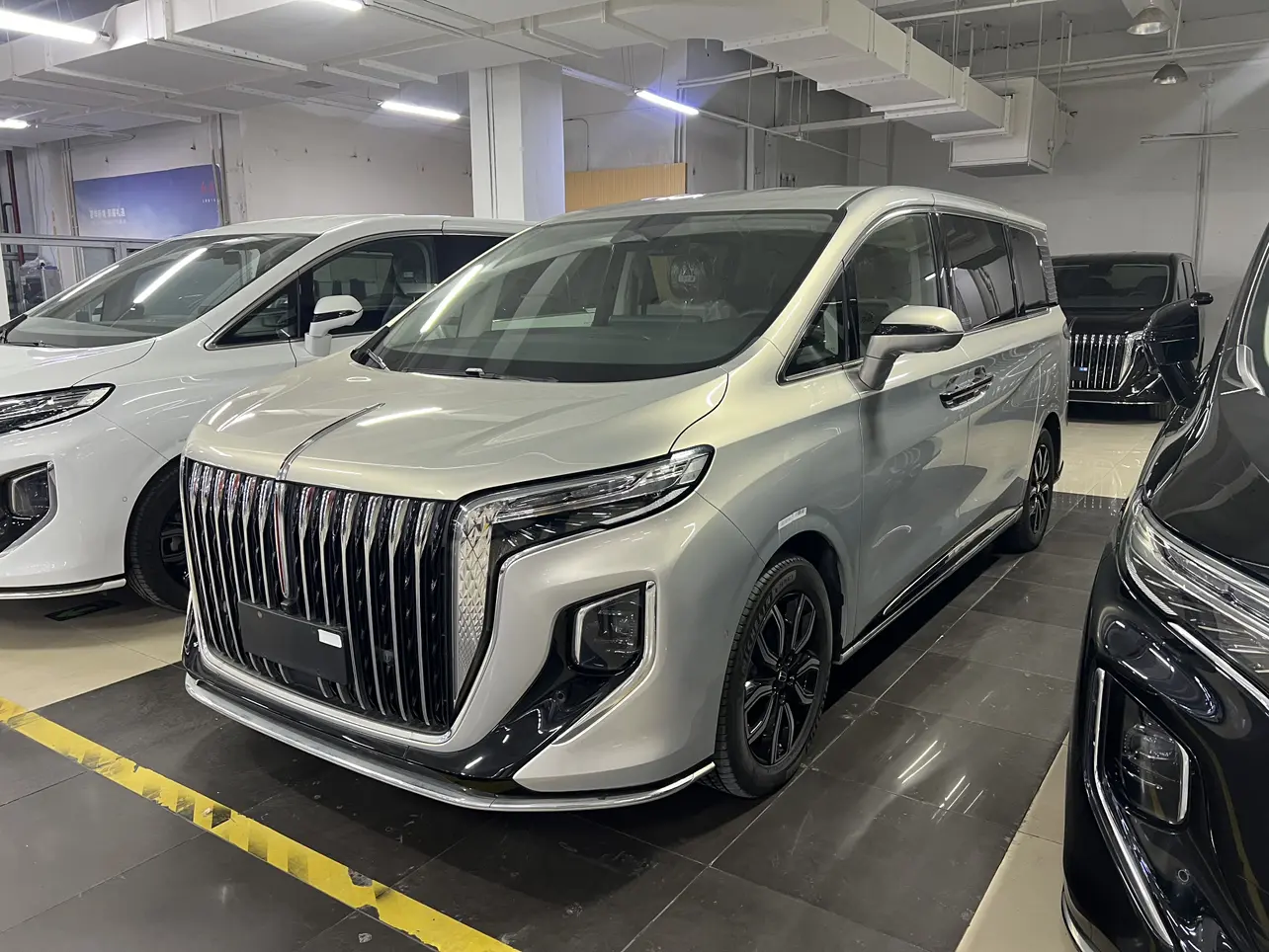 Hongqi HQ9  из Китая