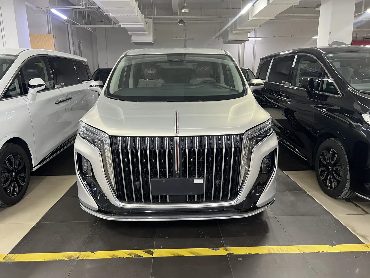 Hongqi HQ9  из Китая