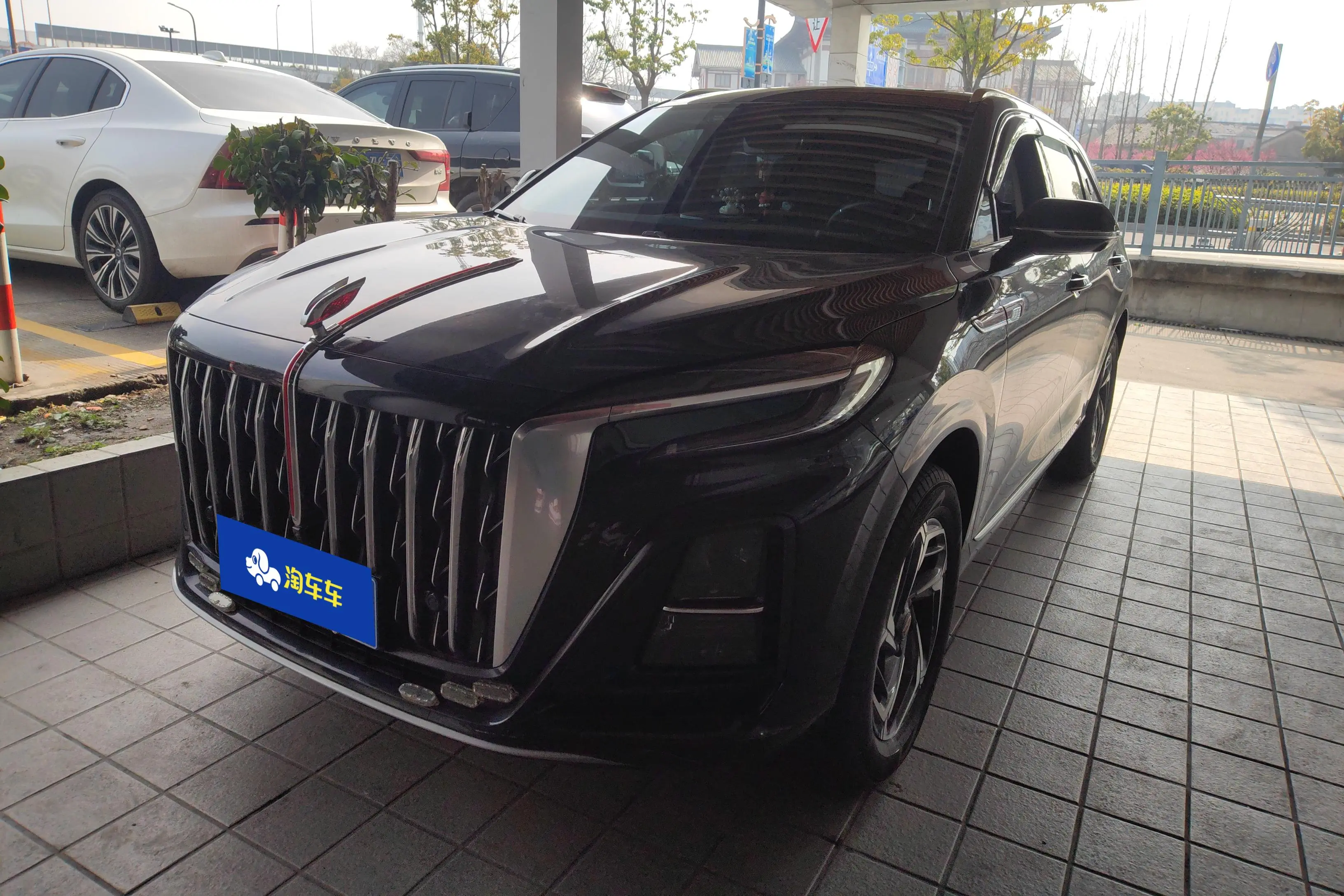 Hongqi HS3  из Китая