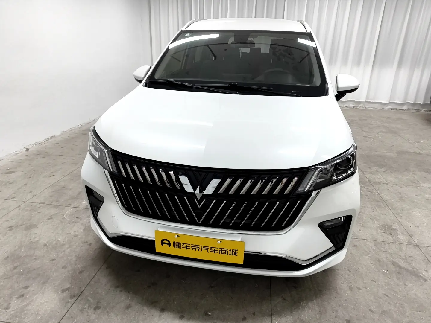 Wuling Jiachen  из Китая