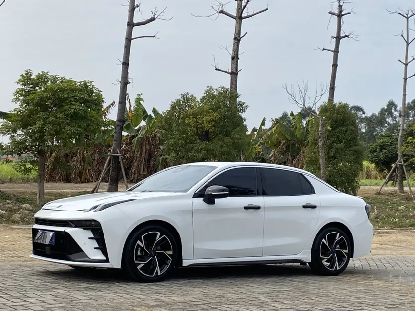 Lynk & Co 03