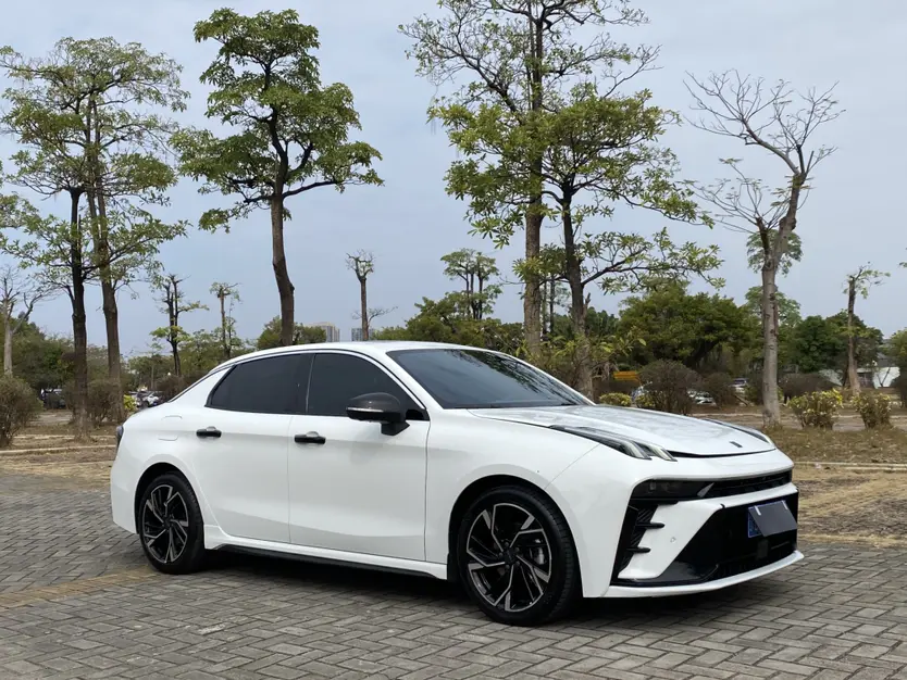 Lynk & Co 03