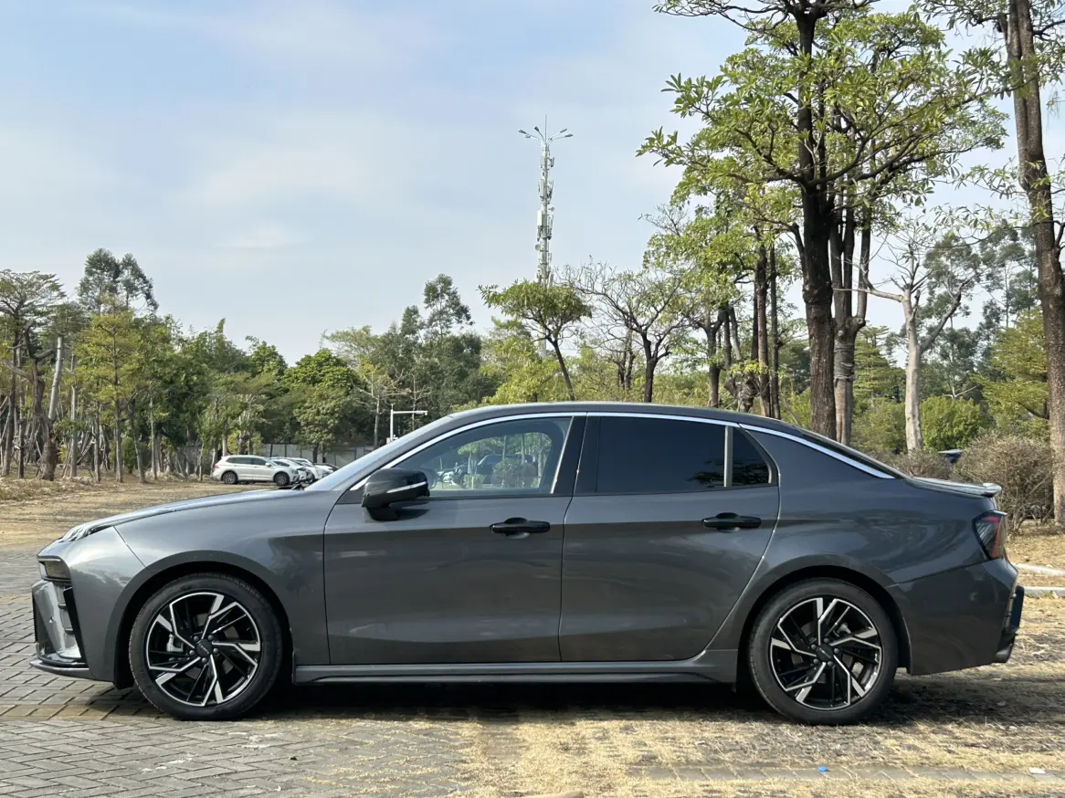 Lynk & Co 03