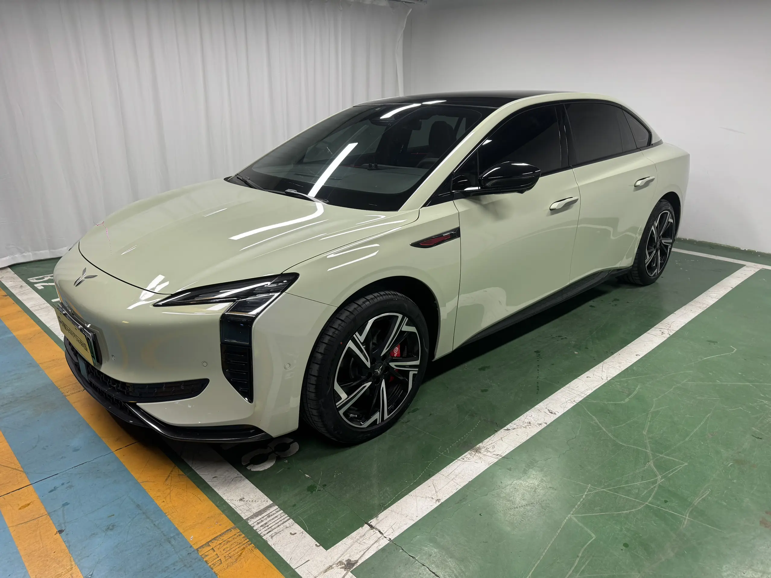 Hongqi EH7  из Китая