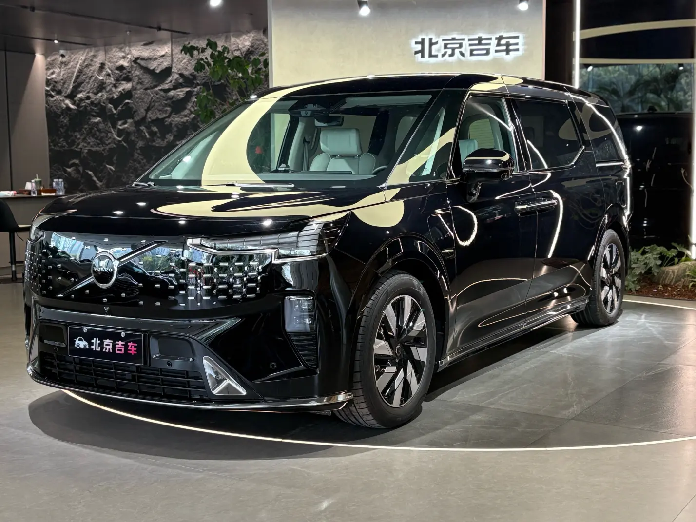 Volvo EM90  из Китая