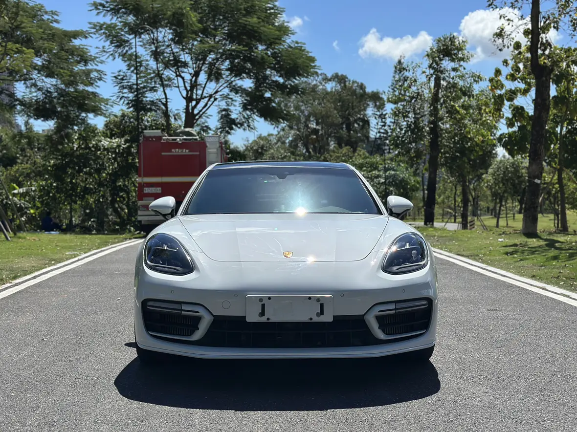 Porsche Panamera E-Hybrid  из Китая