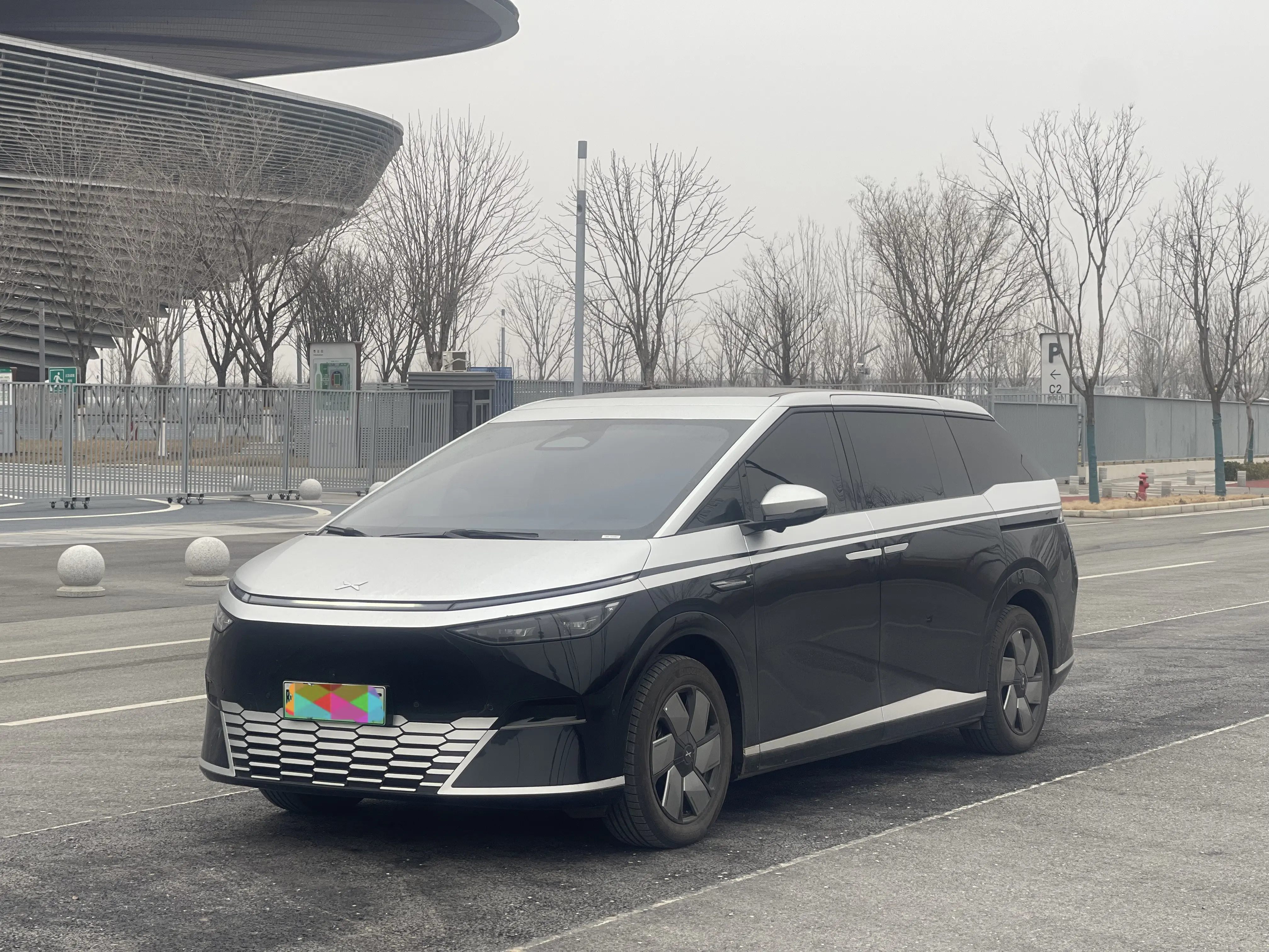 Xpeng X9  из Китая