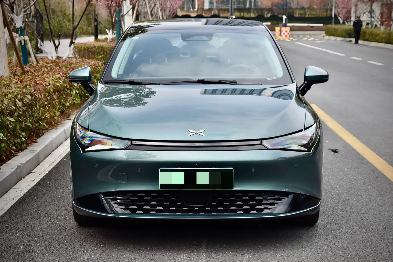 Xpeng P5  из Китая