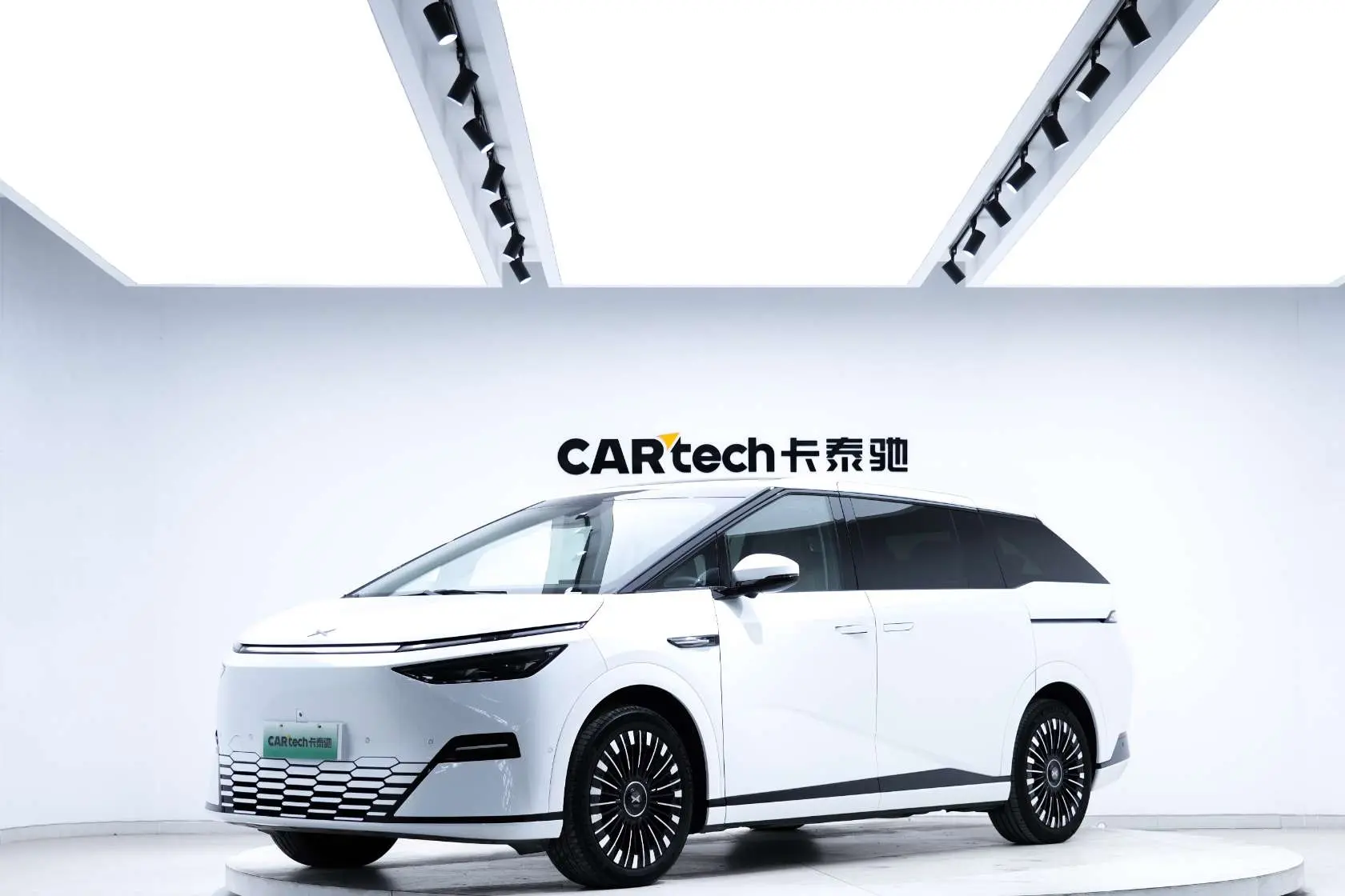 Xpeng X9  из Китая