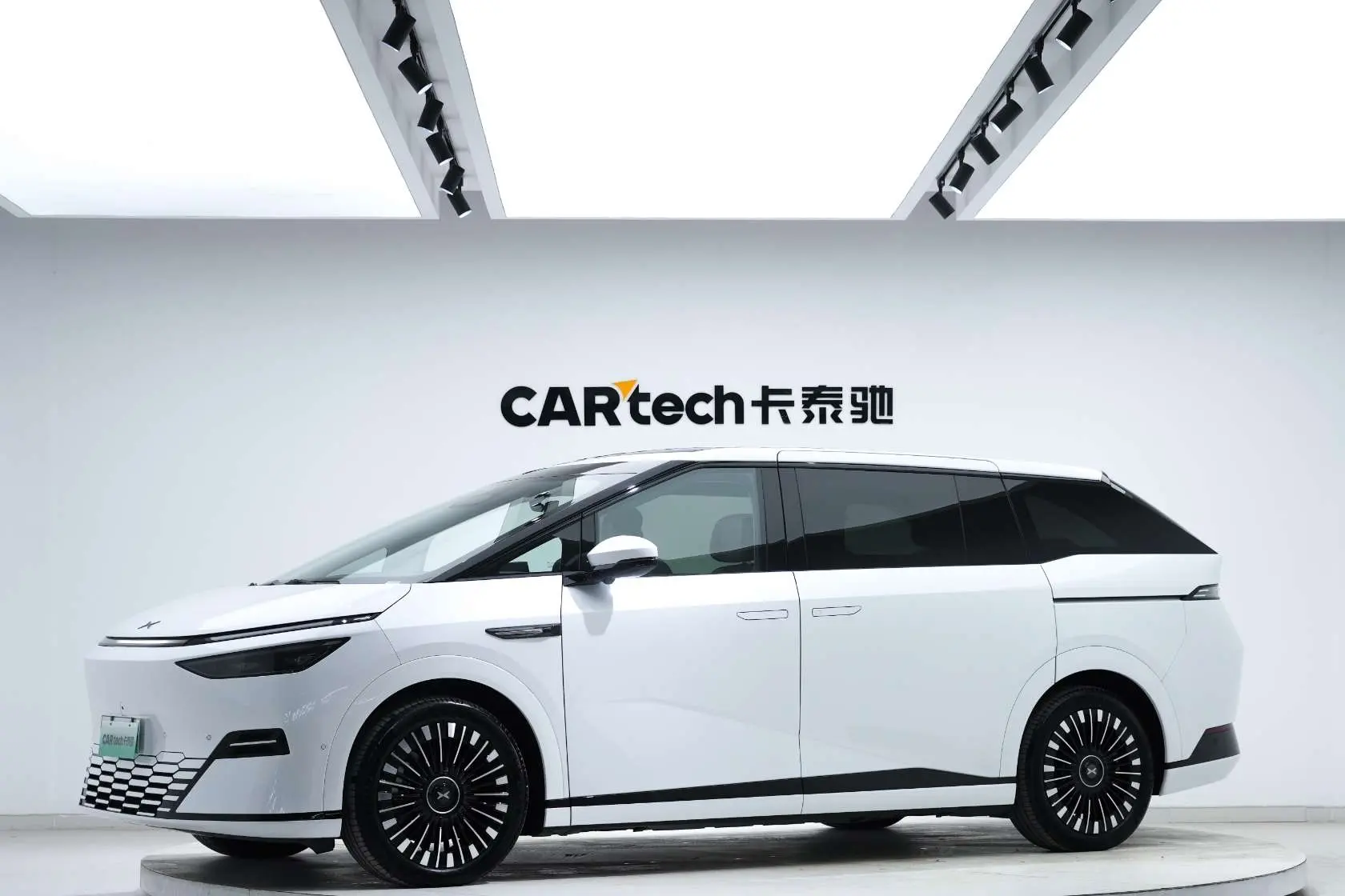 Xpeng X9  из Китая