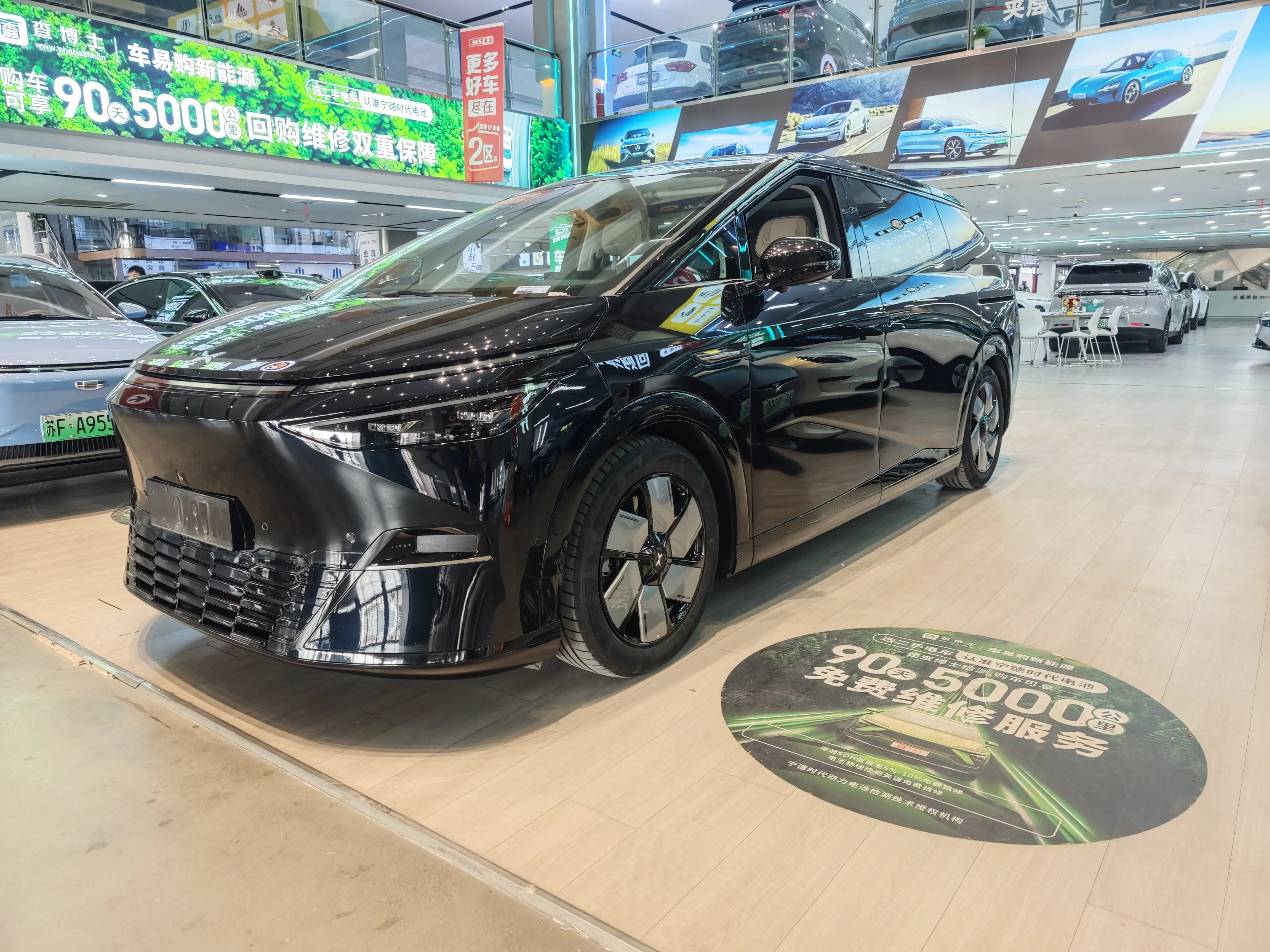 Xpeng X9  из Китая