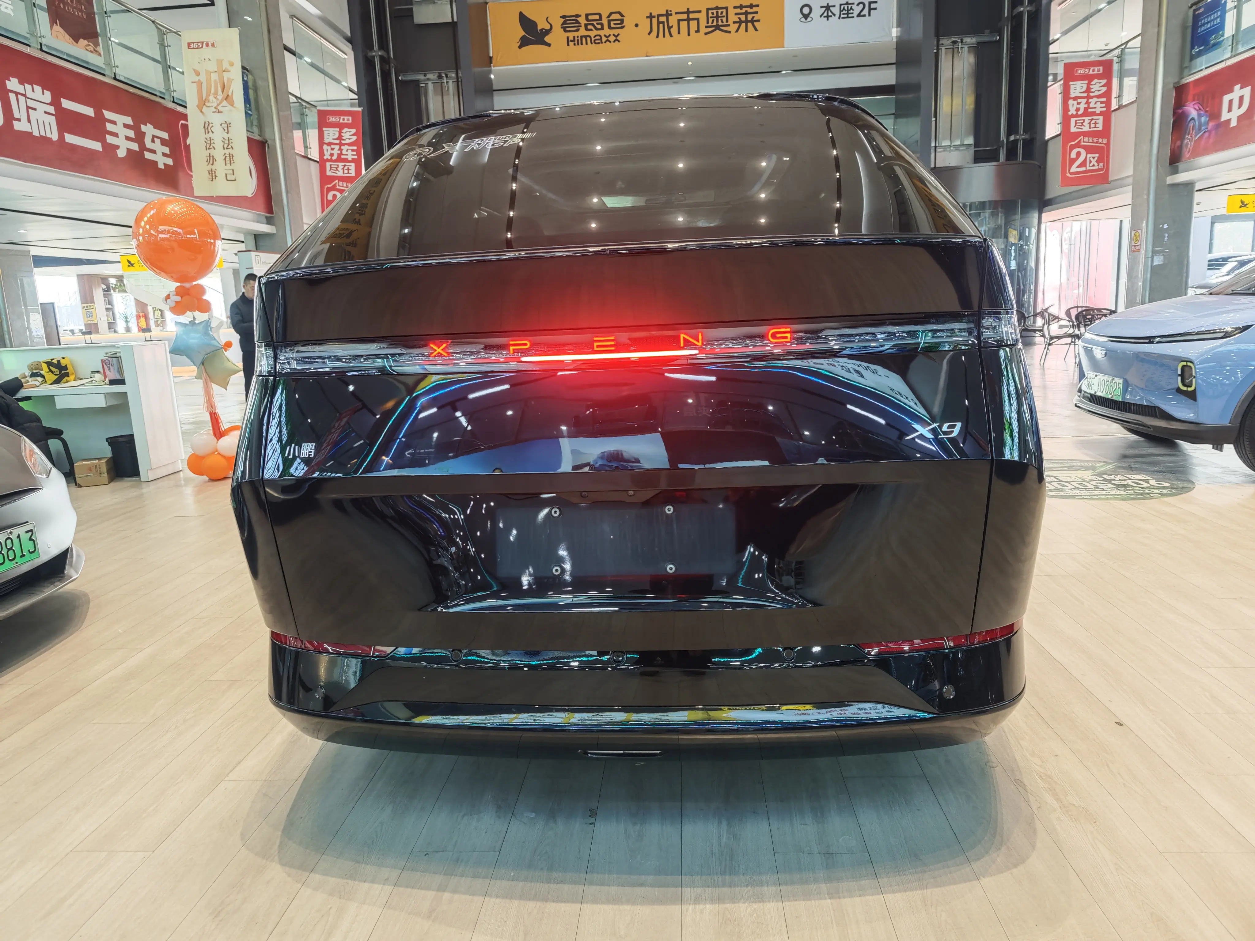 Xpeng X9  из Китая