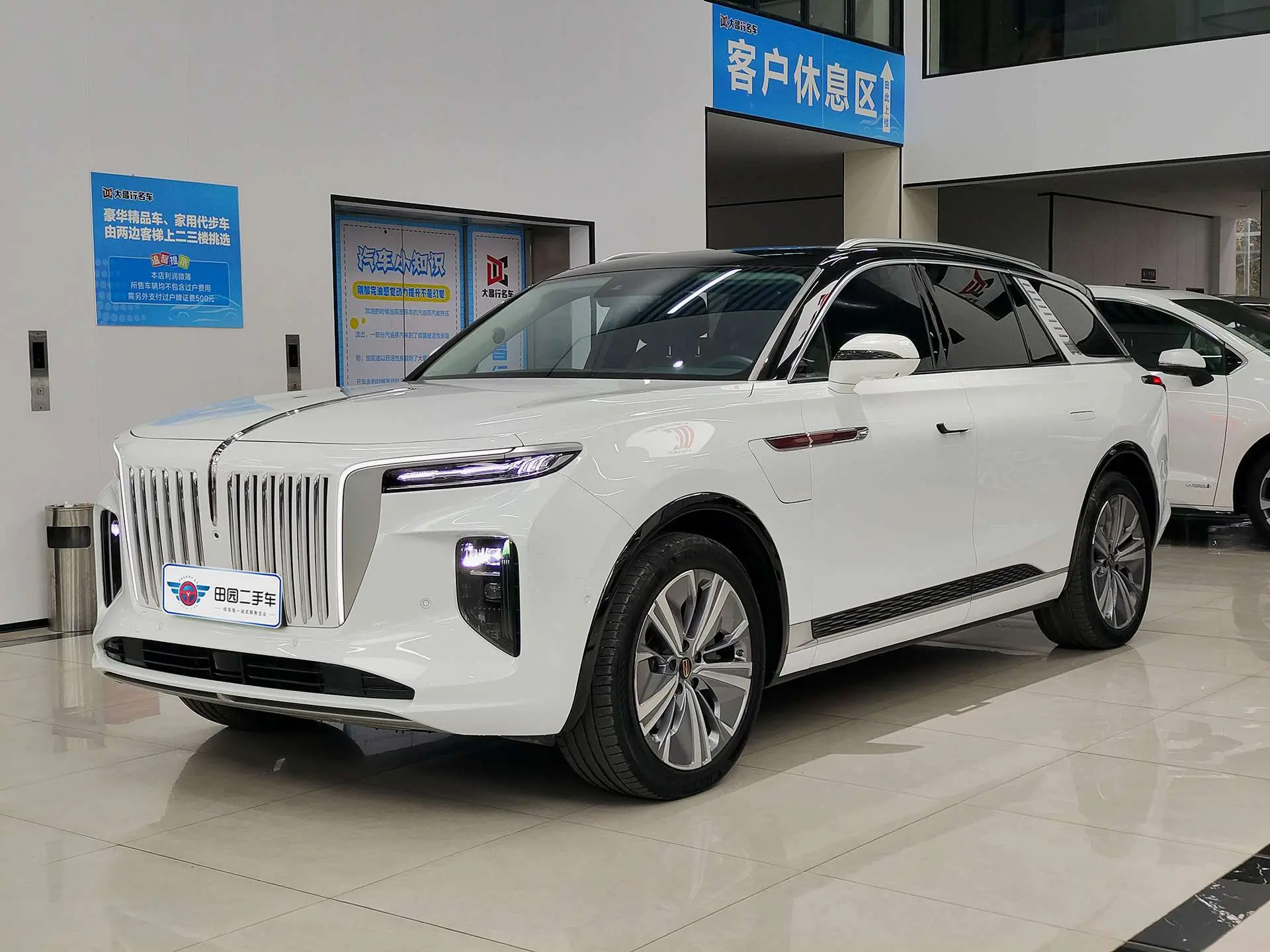 Hongqi E-HS9  из Китая