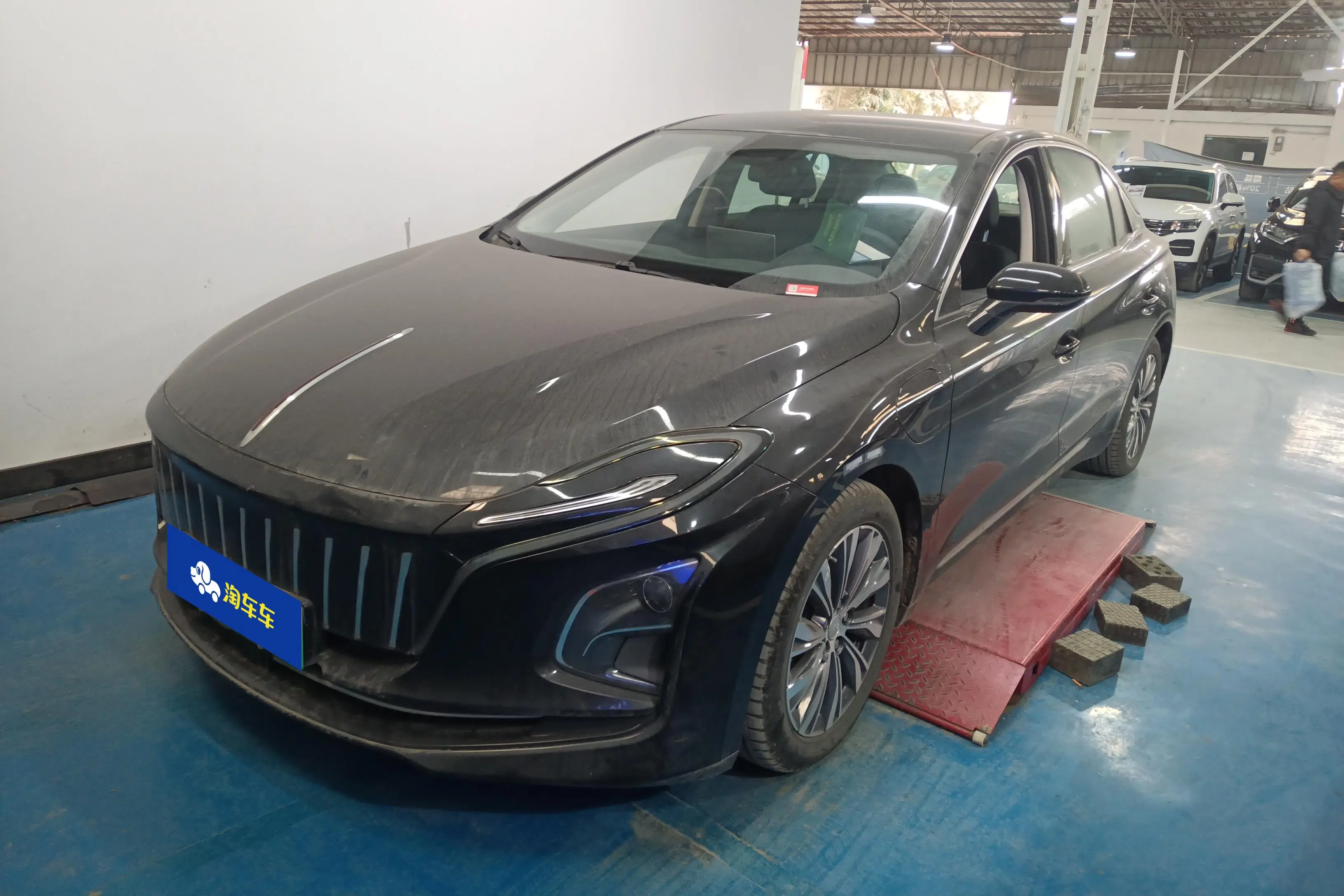 Hongqi E-QM5  из Китая