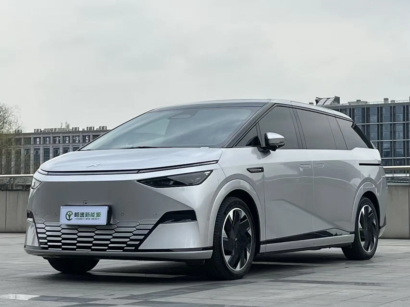 Xpeng X9  из Китая