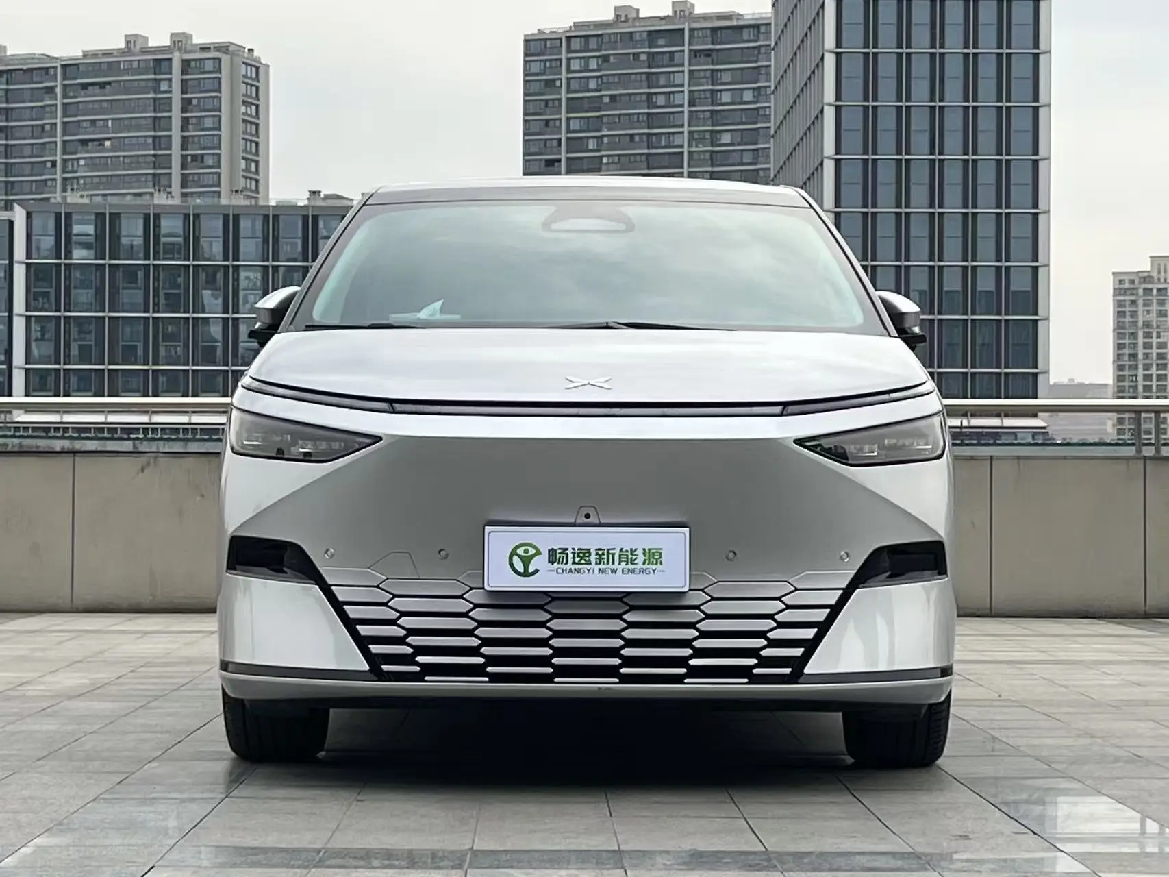 Xpeng X9  из Китая