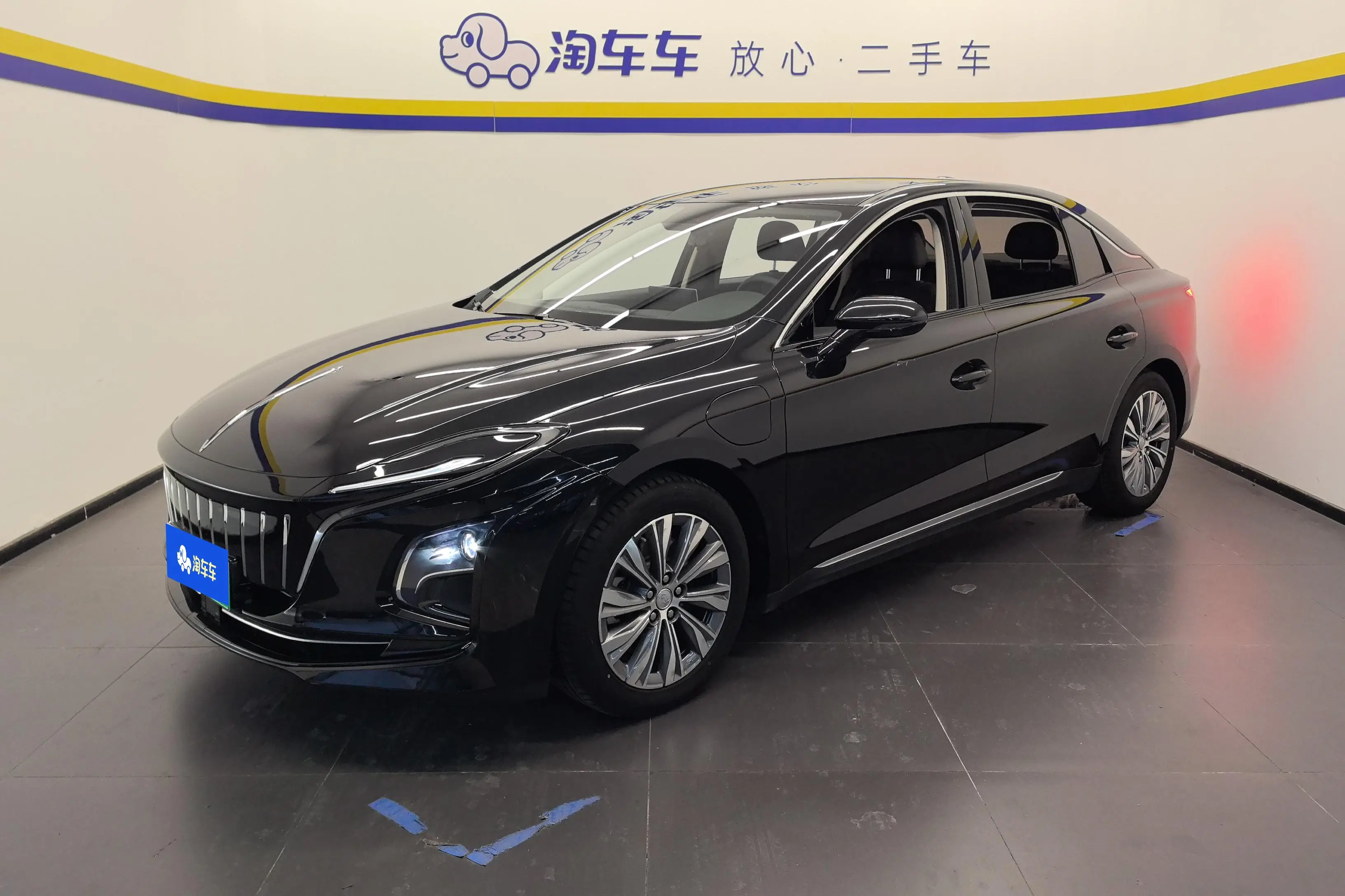 Hongqi E-QM5  из Китая