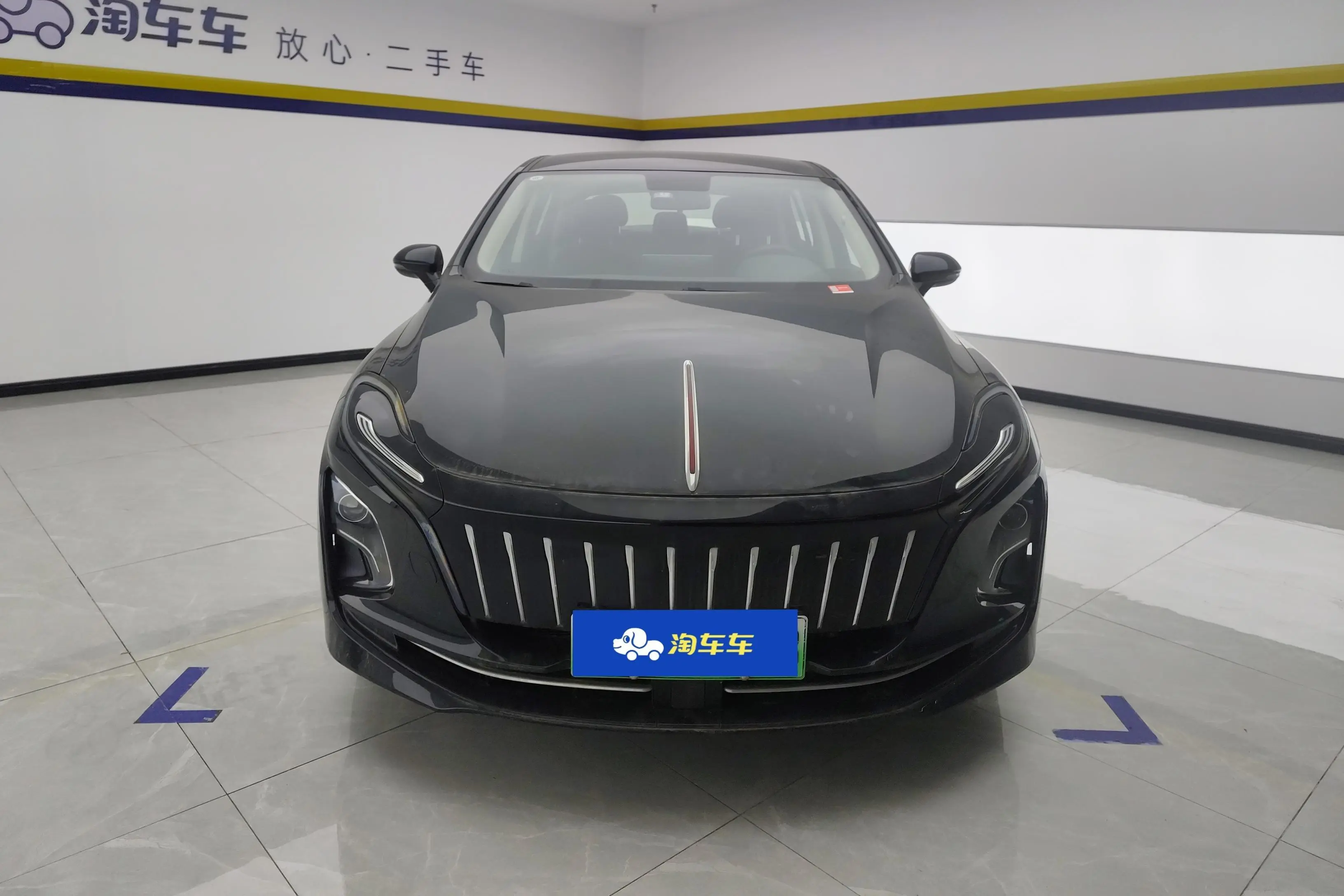 Hongqi E-QM5  из Китая