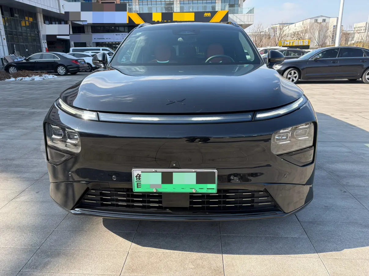 Xpeng G9  из Китая