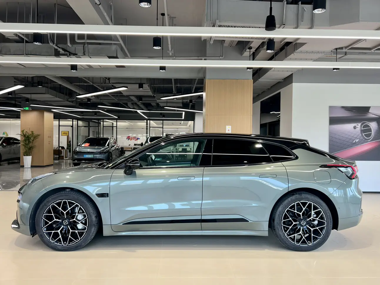 ZEEKR 001  из Китая