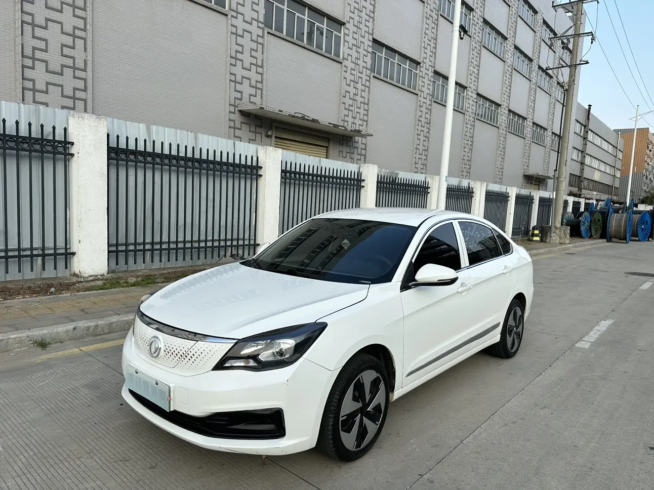 Dongfeng Fengshen E70  из Китая