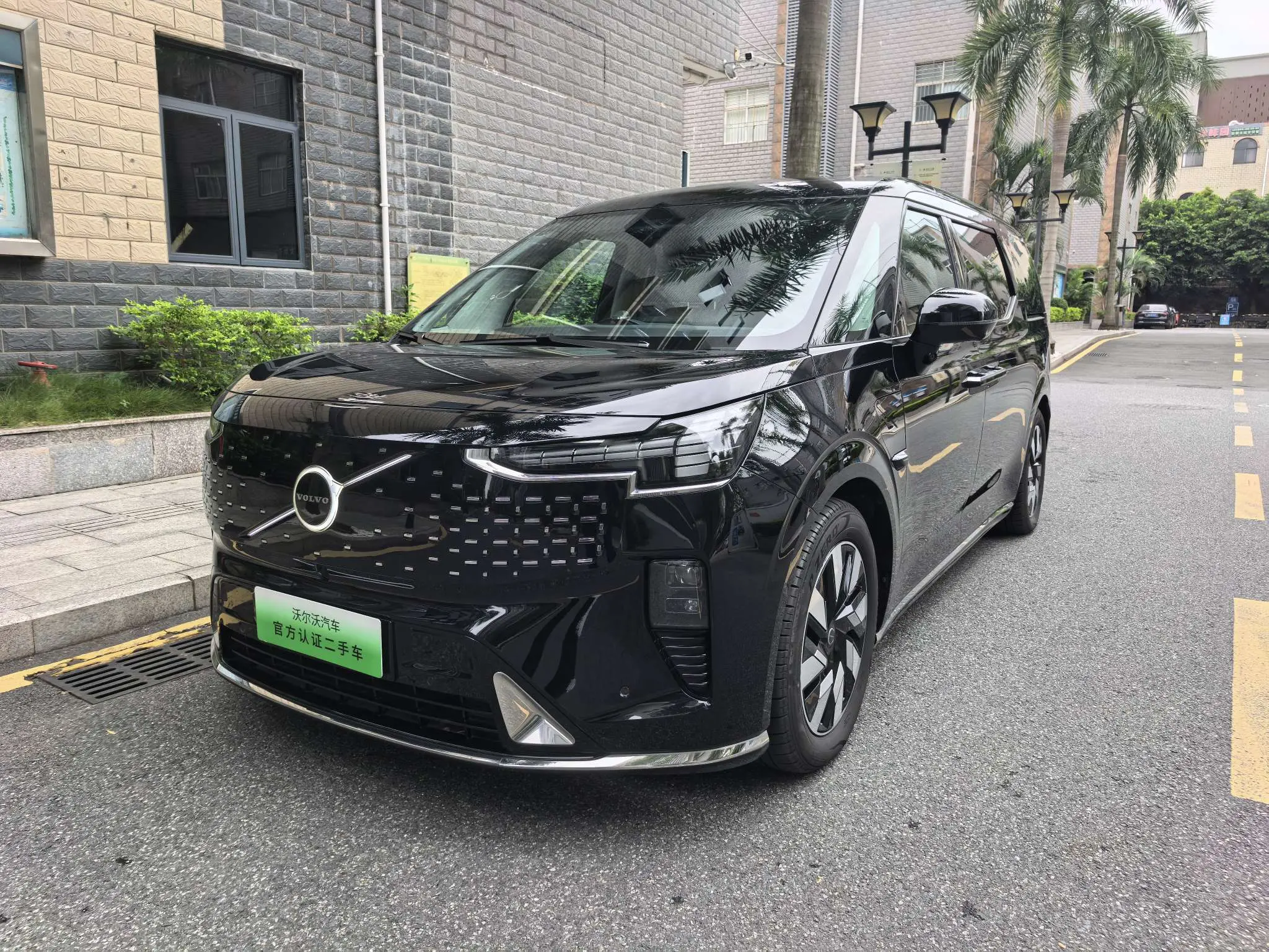 Volvo EM90  из Китая