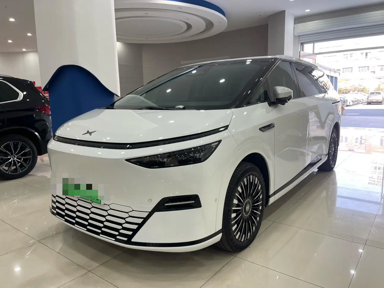 Xpeng X9  из Китая